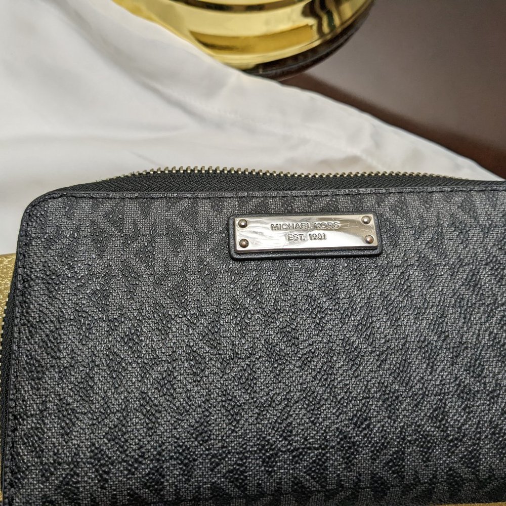 Michael Kors Zip Wallet w/gift box and logo dust bag (3-pieces) **NEW** - Picture 10 of 13